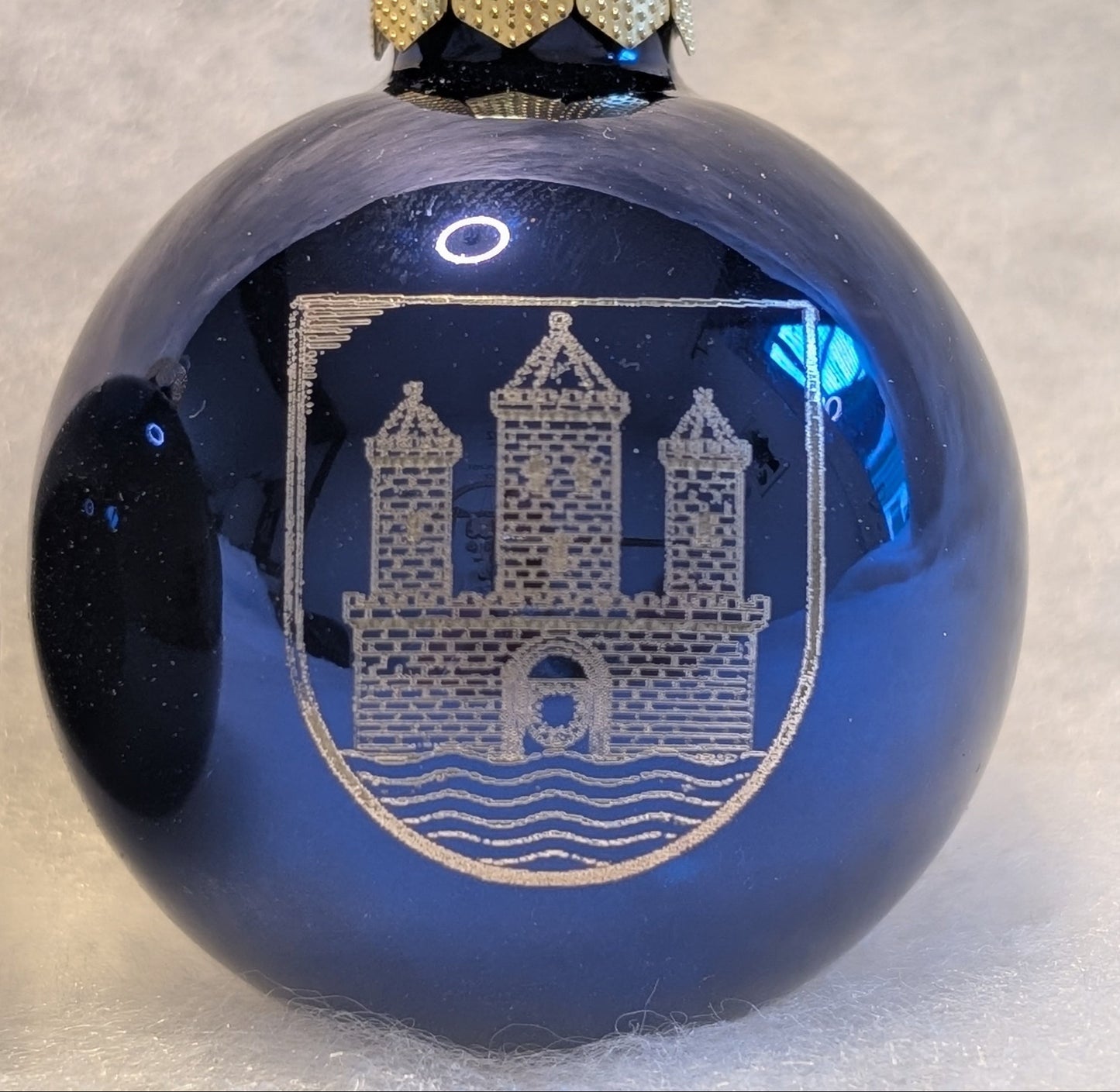 Diese edlen Glas-Weihnachtskugeln bringen nicht nur Glanz an den Baum, sondern auch ein Stück Rendsburger Identität in dein Zuhause.
Jede Kugel ist hochwertig gefertigt und mit dem Rendsburger Wappen fein graviert – ein besonderes Detail, das Tradition und Moderne perfekt verbindet.