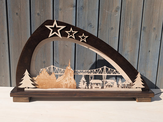 Handgefertigter Schwibbogen aus Birkenholz mit LED-Beleuchtung, zeigt Rendsburger Eisenbahnhochbrücke, Altes Rathaus, Marienkirche und Weihnachtsmarkt.