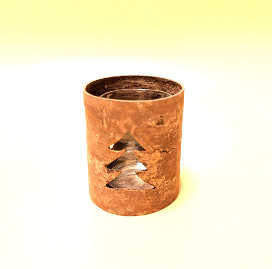 Kerzenkarussell mit natürlichem Zimtrinden-Teelichthalter, Glaseinsatz und rotierenden Metallanhängern, wahlweise mit Herz- oder Tannenbaum-Motiv.