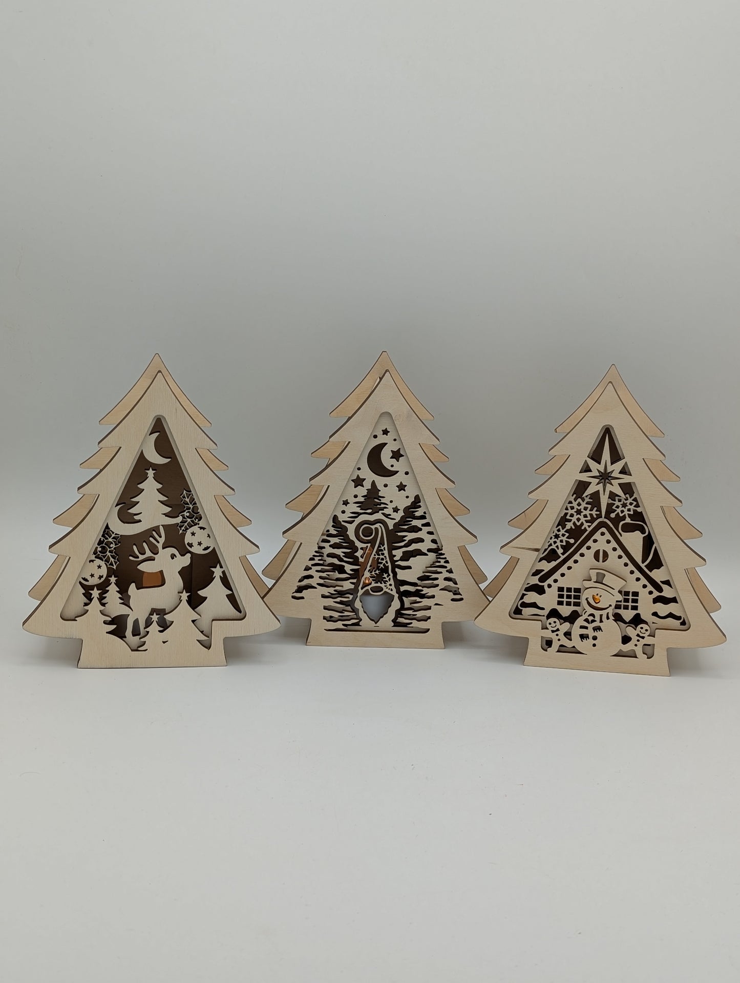 Dekorative Weihnachtsleuchte aus Holz in Tannenbaumform mit LED-Teelicht, gefertigt aus Birkensperrholz, stimmungsvolle 3D-Deko für Weihnachten mit verschiedenen Motiven.