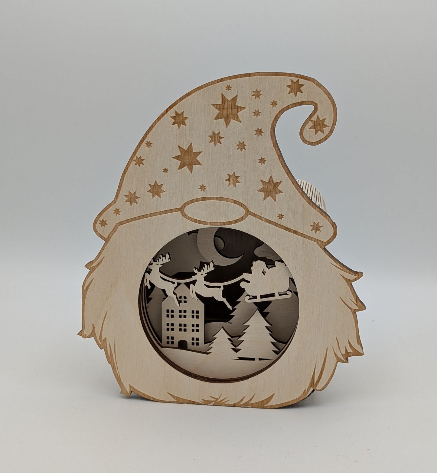 Handgefertigte Holzlampe im Wichtel-Design mit 3D-Effekt. Weihnachtsdekoration aus Birkenholz, beleuchtet mit LED-Teelicht oder Lichterkette, sicher und stilvoll.