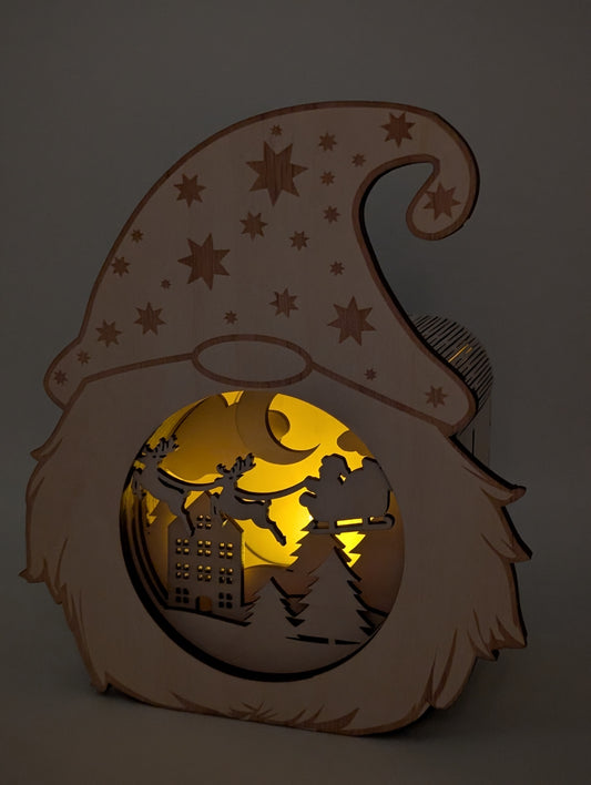 Handgefertigte Holzlampe im Wichtel-Design mit 3D-Effekt. Weihnachtsdekoration aus Birkenholz, beleuchtet mit LED-Teelicht oder Lichterkette, sicher und stilvoll.