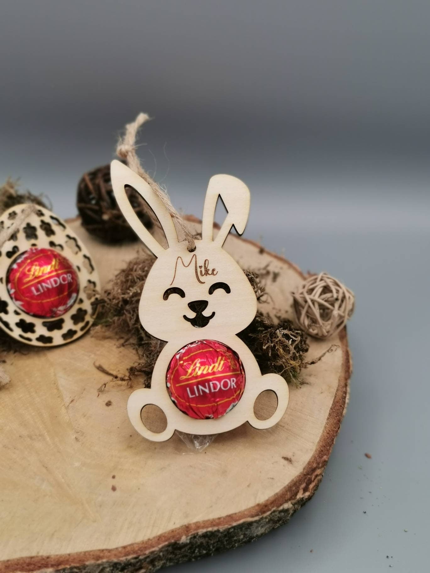 Geschenkanhänger zu Ostern aus Holz, Passend zu einer Lindor Kugel und Personalisiert