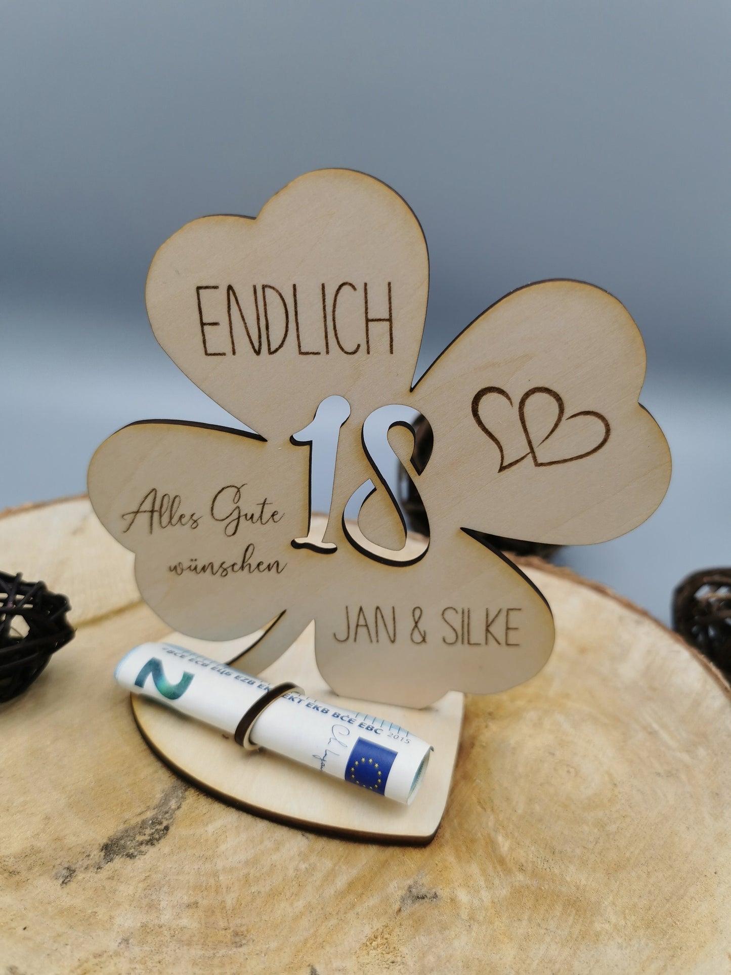 Kleeblatt aus Holz als Geldgeschenk zum Geburtstag oder Jubiläum. 2 verschiedene Größen wählbar, 12,5cm oder 18cm. Personalisierbar mit Namen.