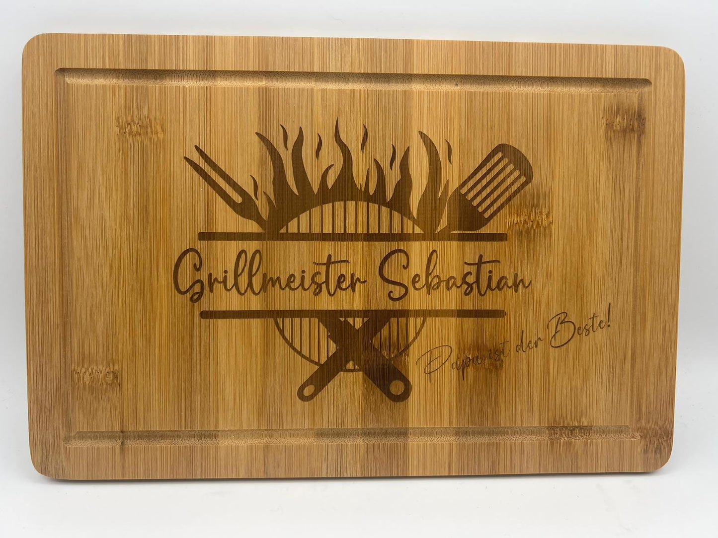Grillbrett mit Namensgravur 20x30cm /Hochwertig gearbeitetes Schneidebrett aus Bambus, Personalisierbar, Vatertag, Muttertag/ Grillmeister