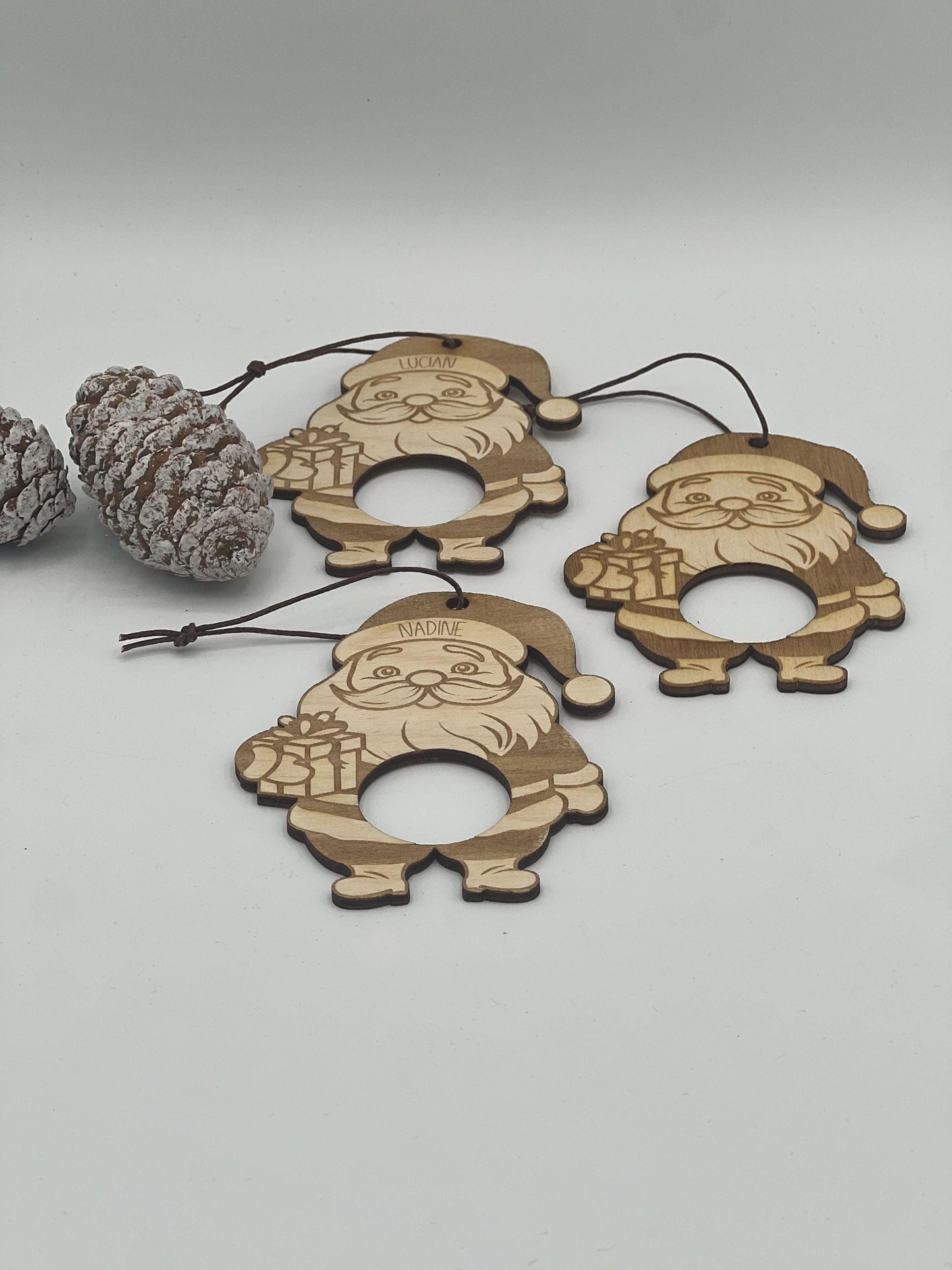 Personalisierter Weihnachtsmann / Weihnachtsmann mit Schokoladenkugel/ Holzanhänger/ Baumschmuck/ Geschenkanhänger