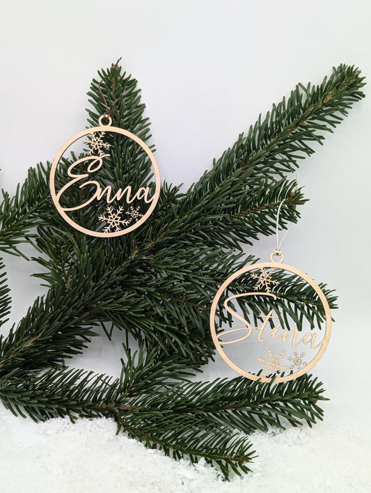 Weihnachtsbaum Kugeln aus Holz mit Wunschnamen, Lasergeschnitten, schöne Christbaum Anhänger aus Birkenholz: