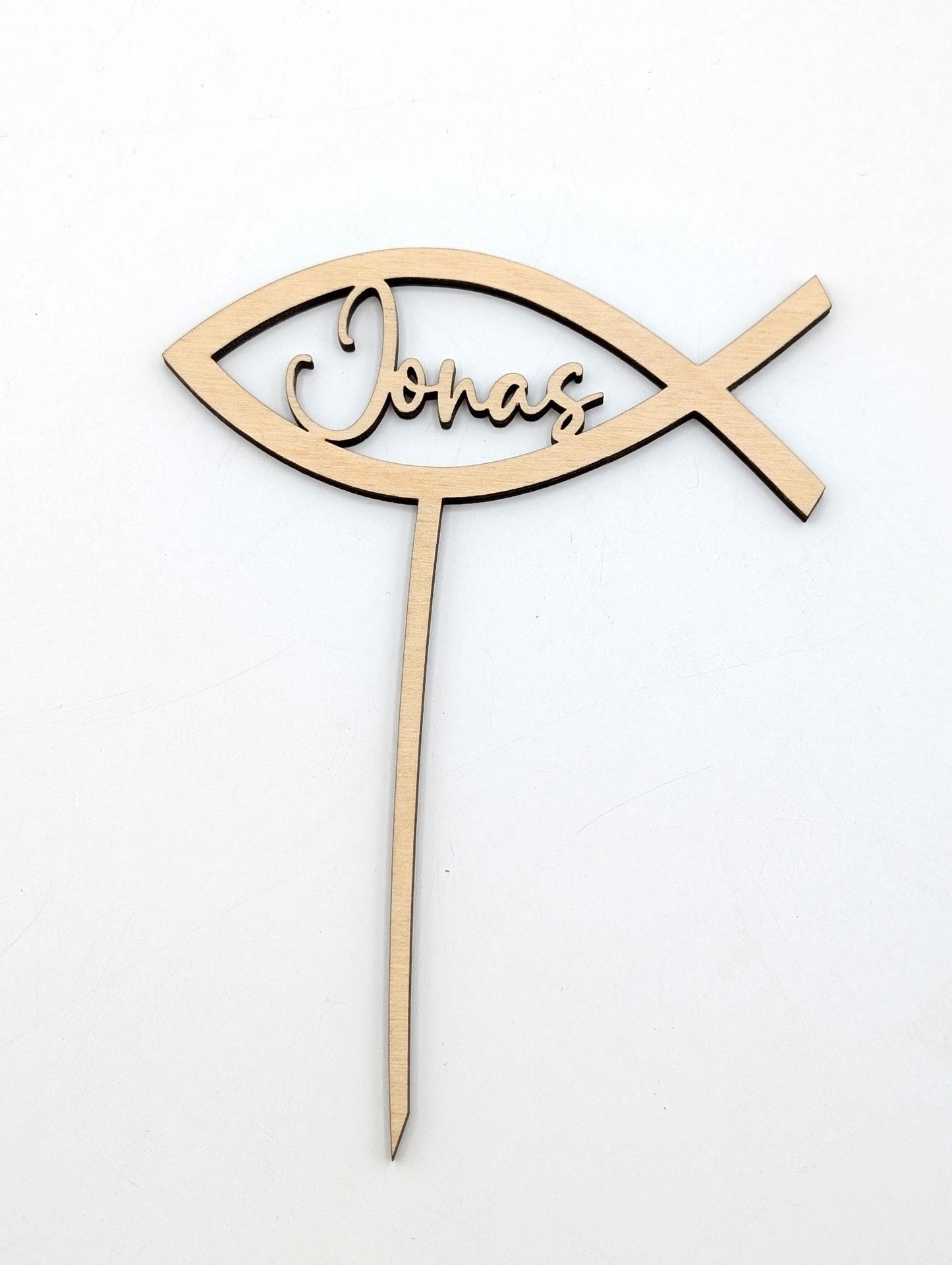Gravierter Holzfisch als personalisierte Tischdeko, perfekt für Kommunion, Firmung oder Jugendweihe