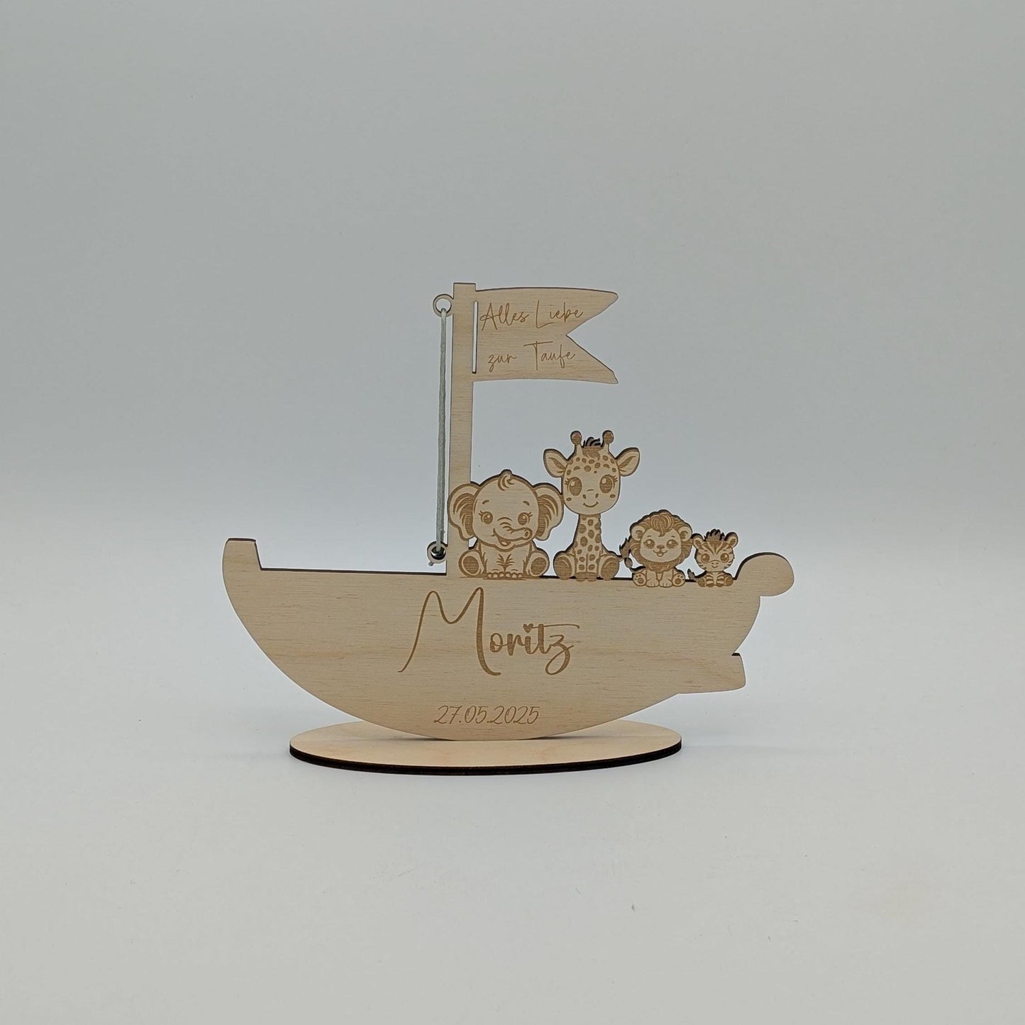 Personalisierbares Holzboot als einzigartiges Geldgeschenk zur Geburt oder Taufe. Mit individueller Gravur von Name, Anlass und optionalem Datum. Dekoratives Andenken aus unbehandeltem Birkenholz, ca. 17 cm x 14,4 cm groß. Perfekt als kreative Geschenkidee für Babys und Kinderzimmer-Deko.
