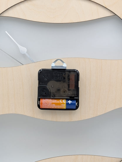Rückseite der Wanduhr mit Quarzuhrwerk und Batteriefach für AA-Batterie