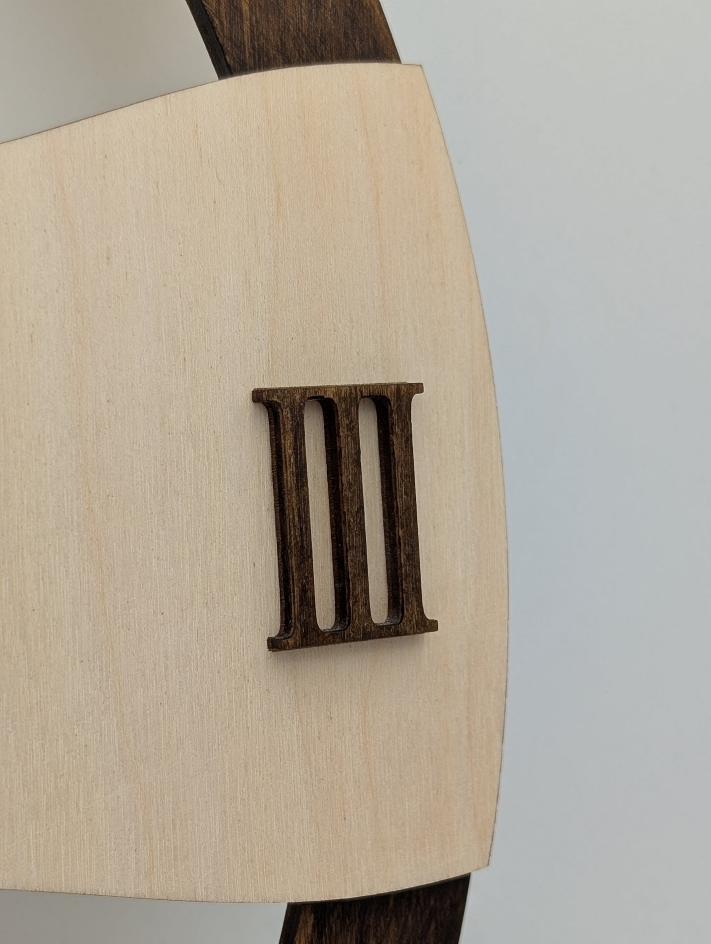 Horloge murale bicolore en bois de bouleau – Personnalisable avec gravure