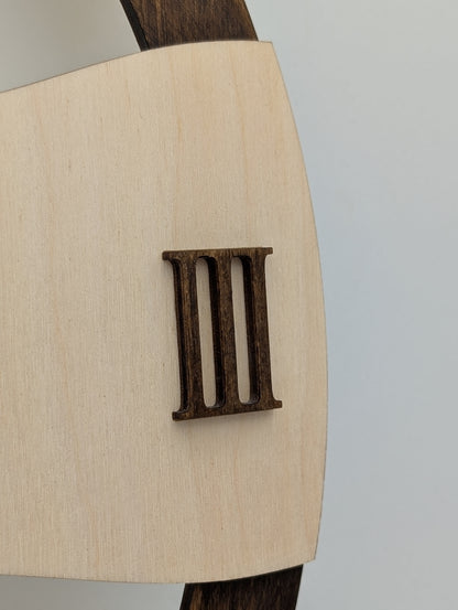 Horloge murale bicolore en bois de bouleau – Personnalisable avec gravure