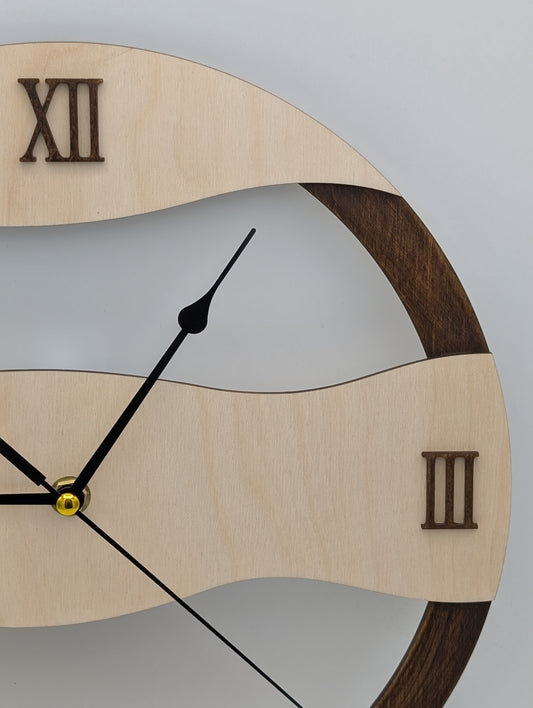 Detailansicht der zweifarbigen Wanduhr aus Birkenholz mit römischen Ziffern XII und III