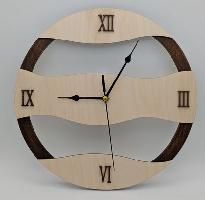 Frontansicht der handgefertigten Wanduhr mit wellenförmigem hell-dunkel Birkenholz-Design