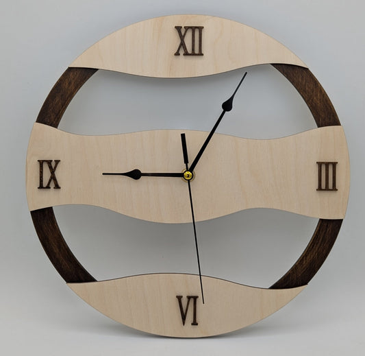 Frontansicht der handgefertigten Wanduhr mit wellenförmigem hell-dunkel Birkenholz-Design