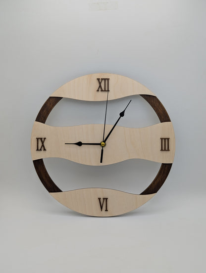 Frontansicht der handgefertigten Wanduhr mit wellenförmigem hell-dunkel Birkenholz-Design