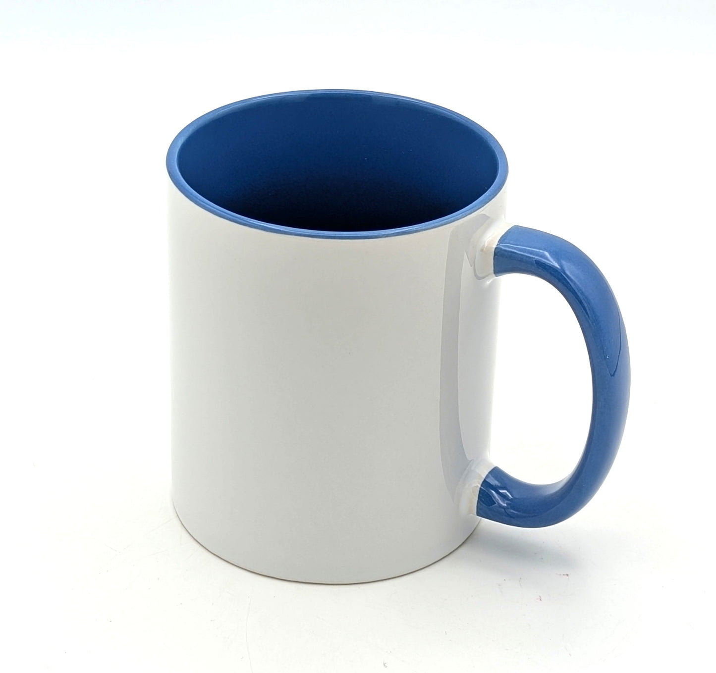 Personalisiert bedruckte Keramiktassen mit Buchstaben und Namen in verschiedenen Farben.