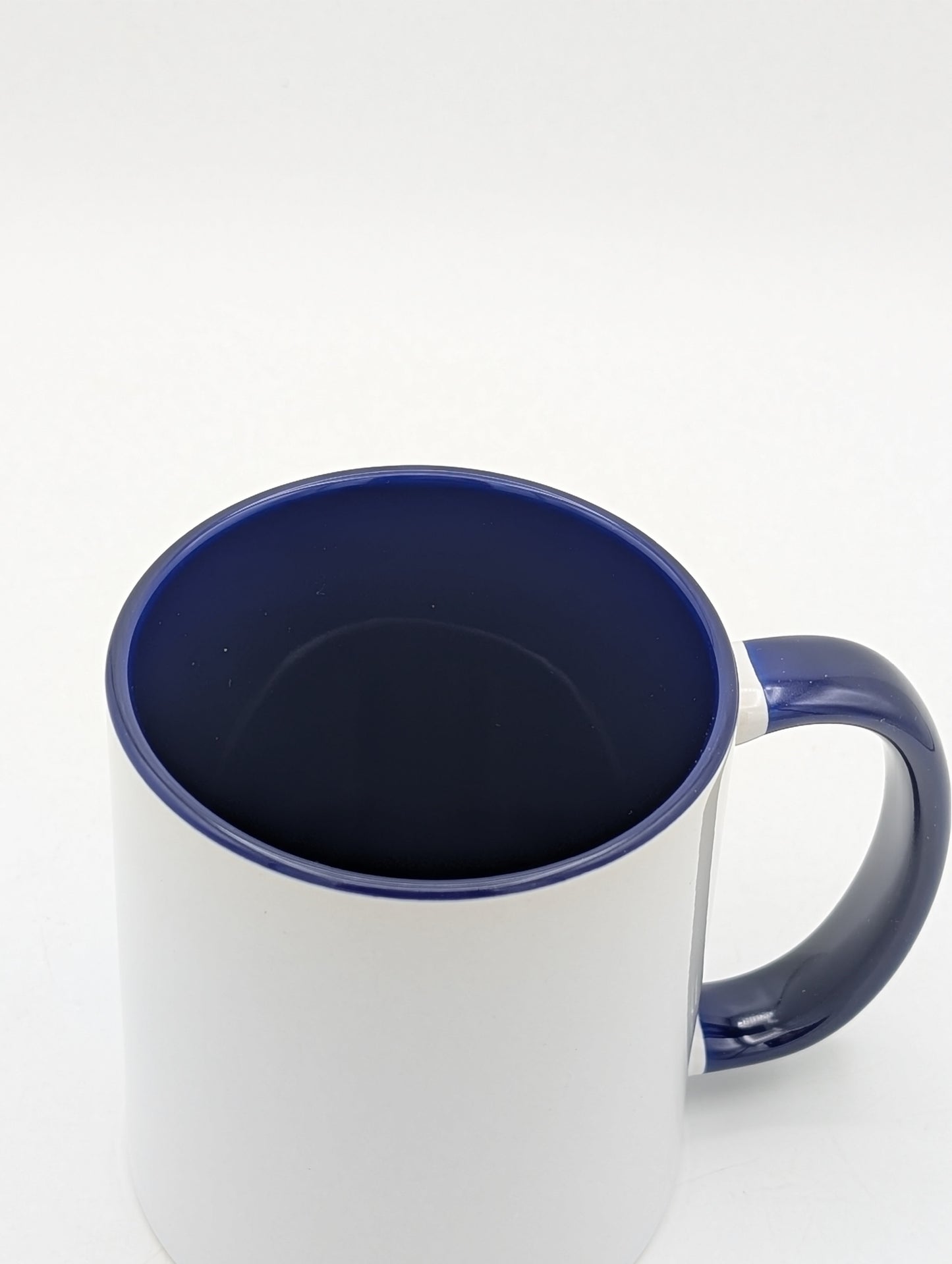 Personalisiert bedruckte Keramiktassen mit Buchstaben und Namen in verschiedenen Farben.