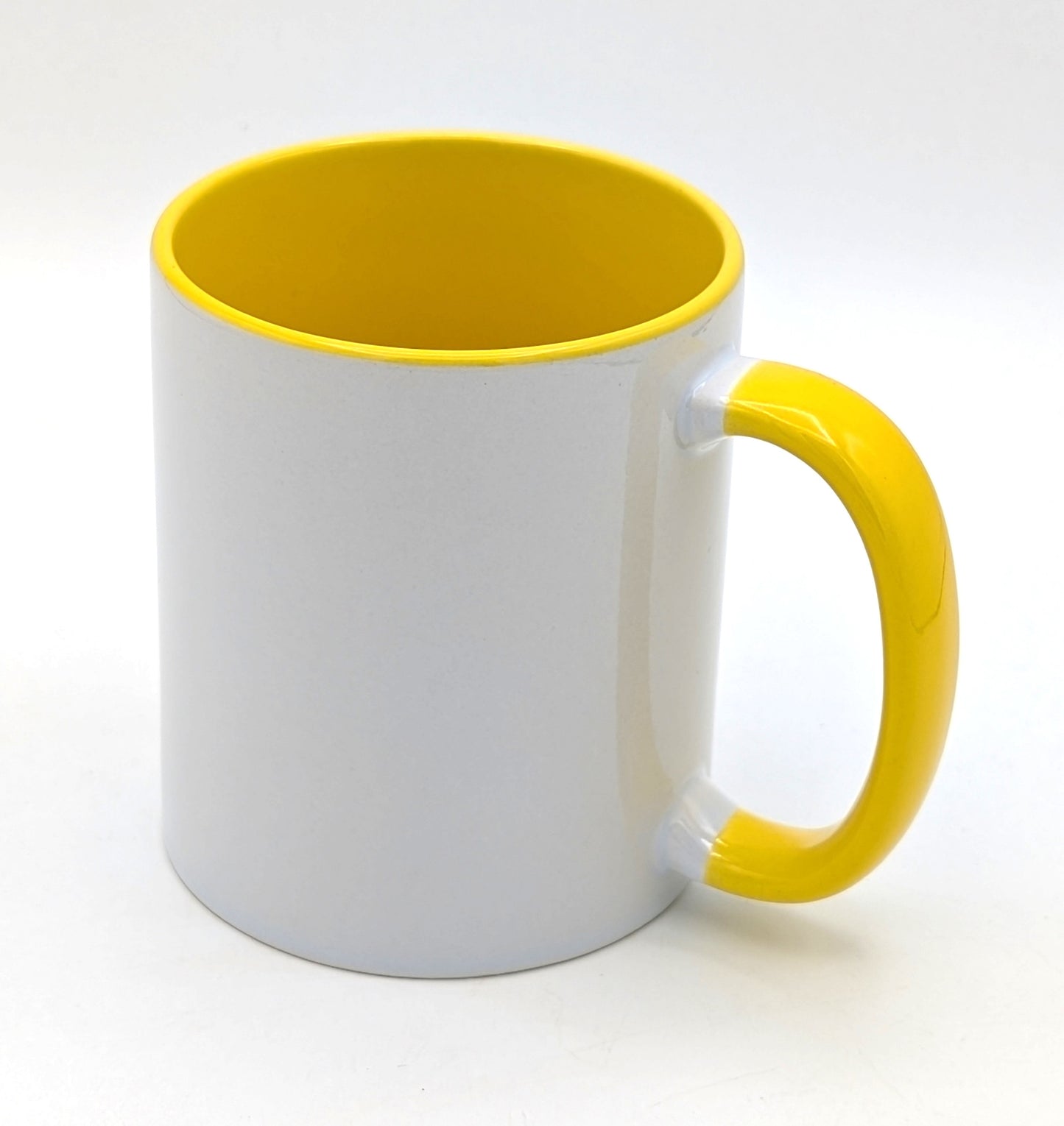 Personalisiert bedruckte Keramiktassen mit Buchstaben und Namen in verschiedenen Farben.