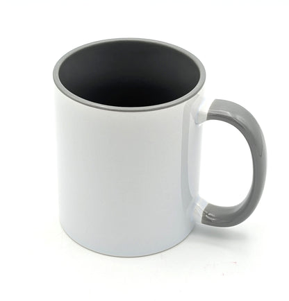 Personalisiert bedruckte Keramiktassen mit Buchstaben und Namen in verschiedenen Farben.