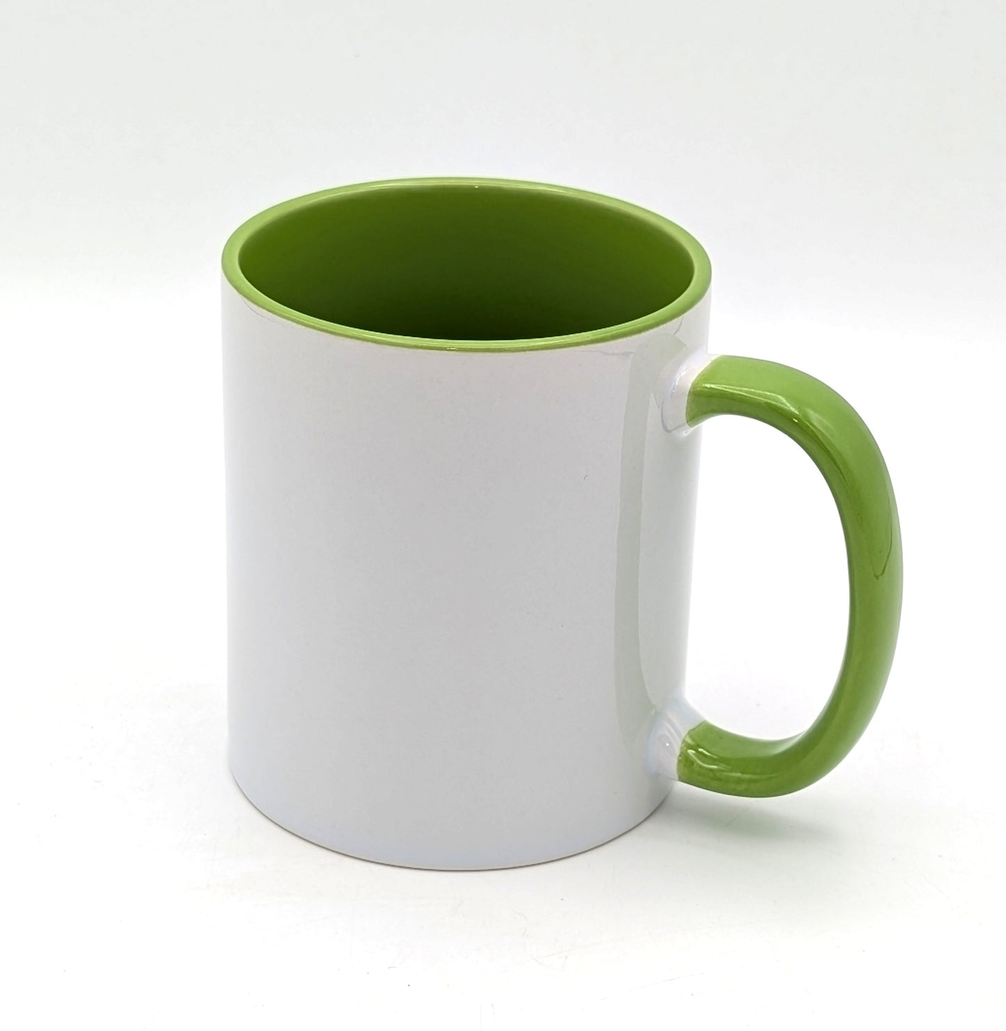 Personalisiert bedruckte Keramiktassen mit Buchstaben und Namen in verschiedenen Farben.