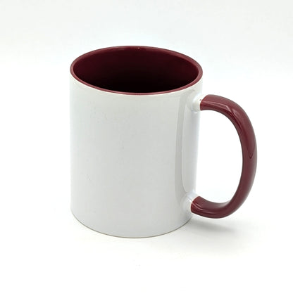 Personalisiert bedruckte Keramiktassen mit Buchstaben und Namen in verschiedenen Farben.