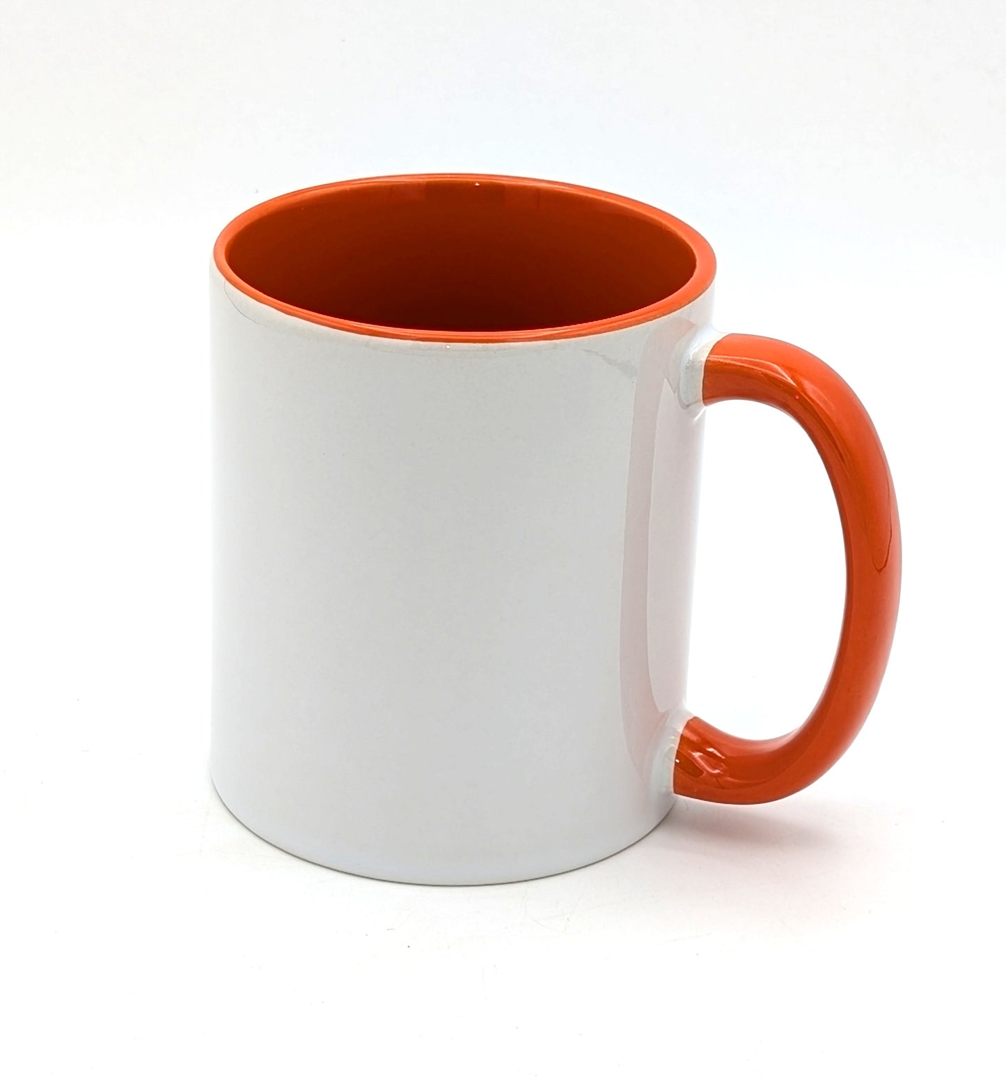 Personalisiert bedruckte Keramiktassen mit Buchstaben und Namen in verschiedenen Farben.