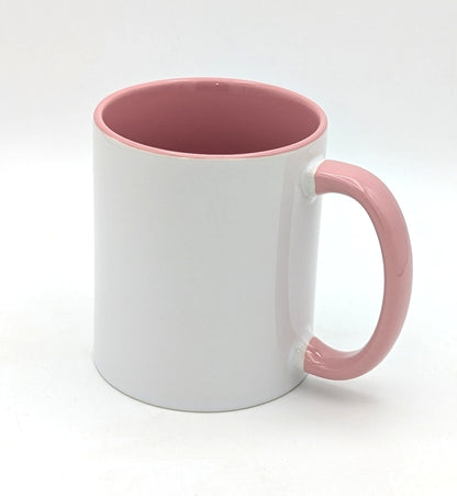 Personalisiert bedruckte Keramiktassen mit Buchstaben und Namen in verschiedenen Farben.