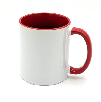 Personalisiert bedruckte Keramiktassen mit Buchstaben und Namen in verschiedenen Farben.