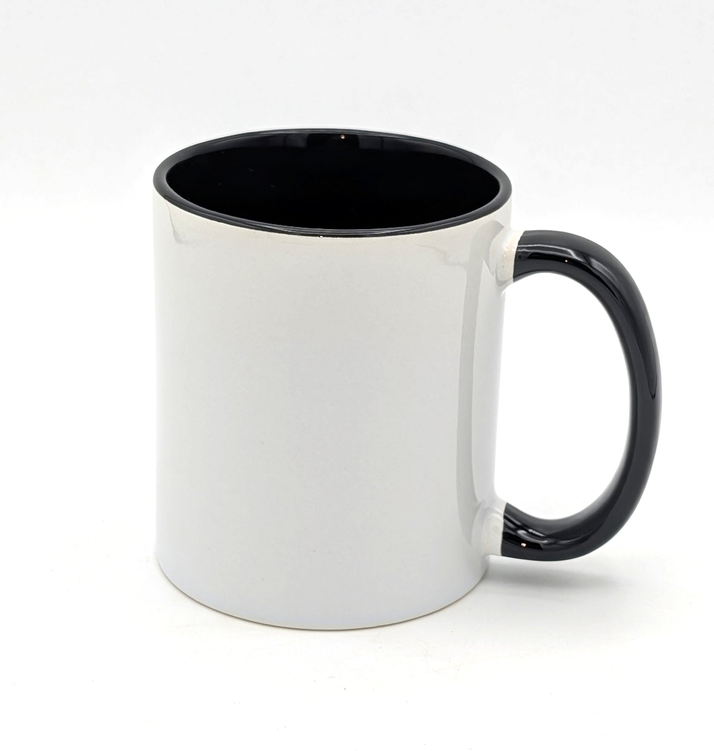 Personalisiert bedruckte Keramiktassen mit Buchstaben und Namen in verschiedenen Farben.