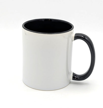 Personalisiert bedruckte Keramiktassen mit Buchstaben und Namen in verschiedenen Farben.