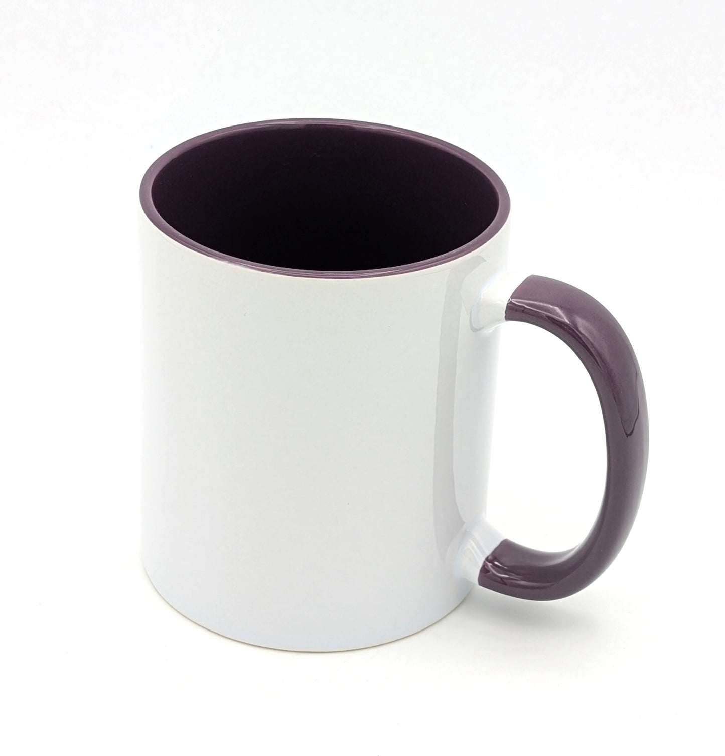 Personalisiert bedruckte Keramiktassen mit Buchstaben und Namen in verschiedenen Farben.