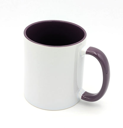 Personalisiert bedruckte Keramiktassen mit Buchstaben und Namen in verschiedenen Farben.