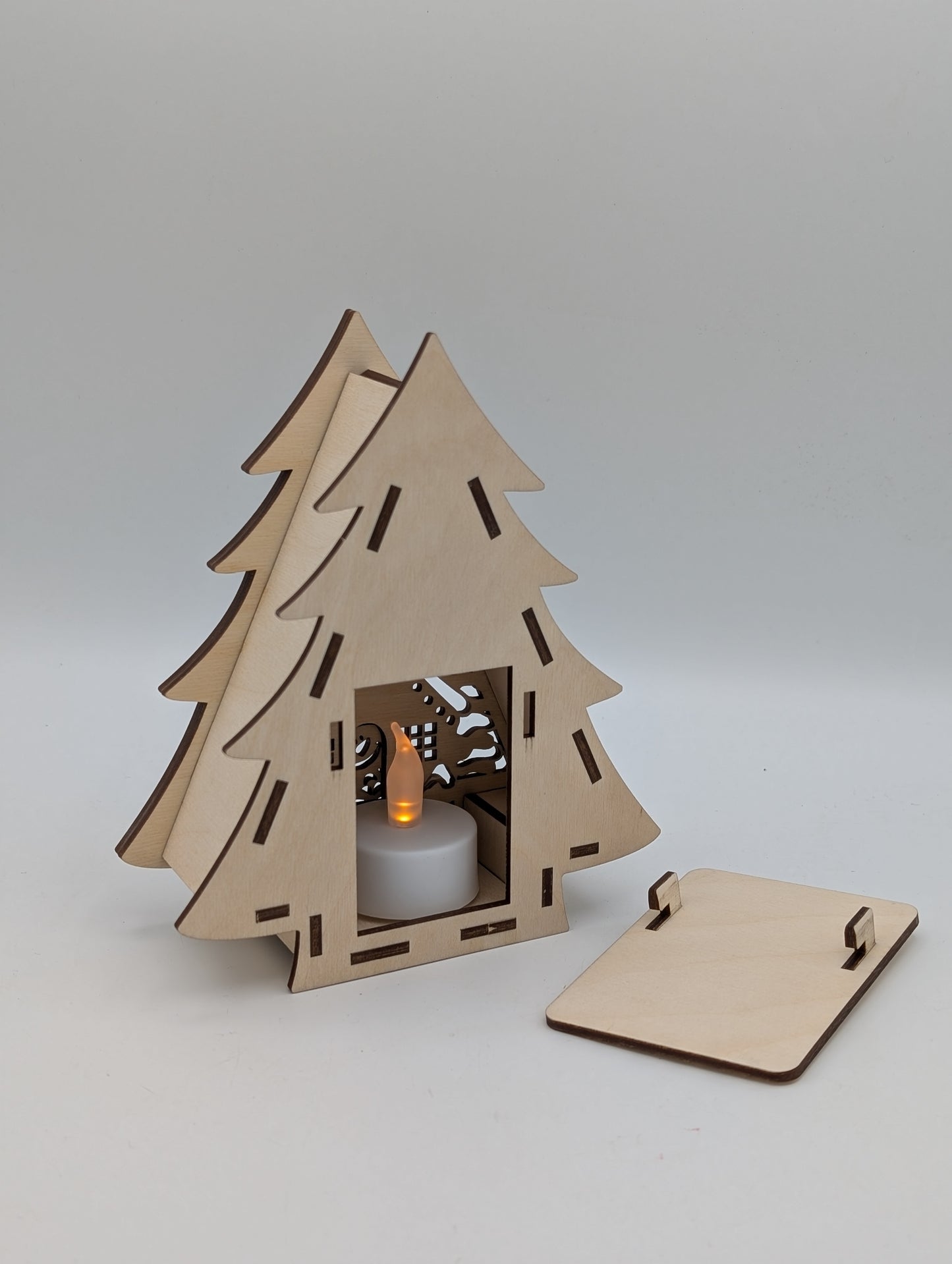 Dekorative Weihnachtsleuchte aus Holz in Tannenbaumform mit LED-Teelicht, gefertigt aus Birkensperrholz, stimmungsvolle 3D-Deko für Weihnachten mit verschiedenen Motiven.