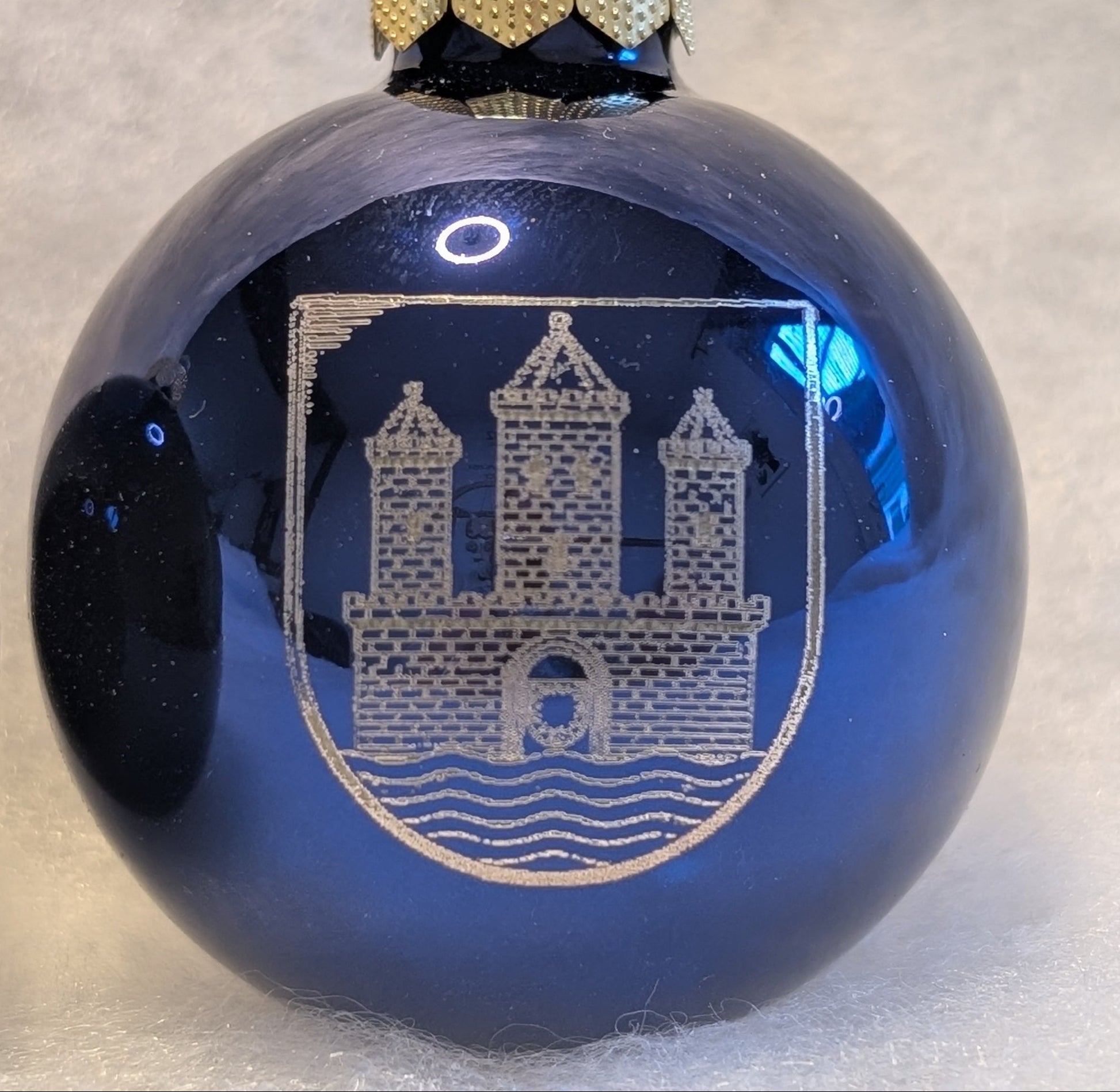 Diese edlen Glas-Weihnachtskugeln bringen nicht nur Glanz an den Baum, sondern auch ein Stück Rendsburger Identität in dein Zuhause.
Jede Kugel ist hochwertig gefertigt und mit dem Rendsburger Wappen fein graviert – ein besonderes Detail, das Tradition und Moderne perfekt verbindet.
