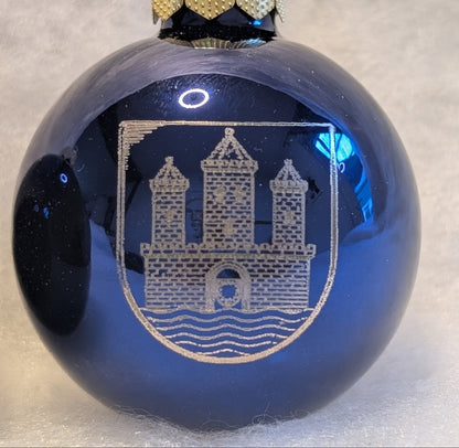 Diese edlen Glas-Weihnachtskugeln bringen nicht nur Glanz an den Baum, sondern auch ein Stück Rendsburger Identität in dein Zuhause.
Jede Kugel ist hochwertig gefertigt und mit dem Rendsburger Wappen fein graviert – ein besonderes Detail, das Tradition und Moderne perfekt verbindet.
