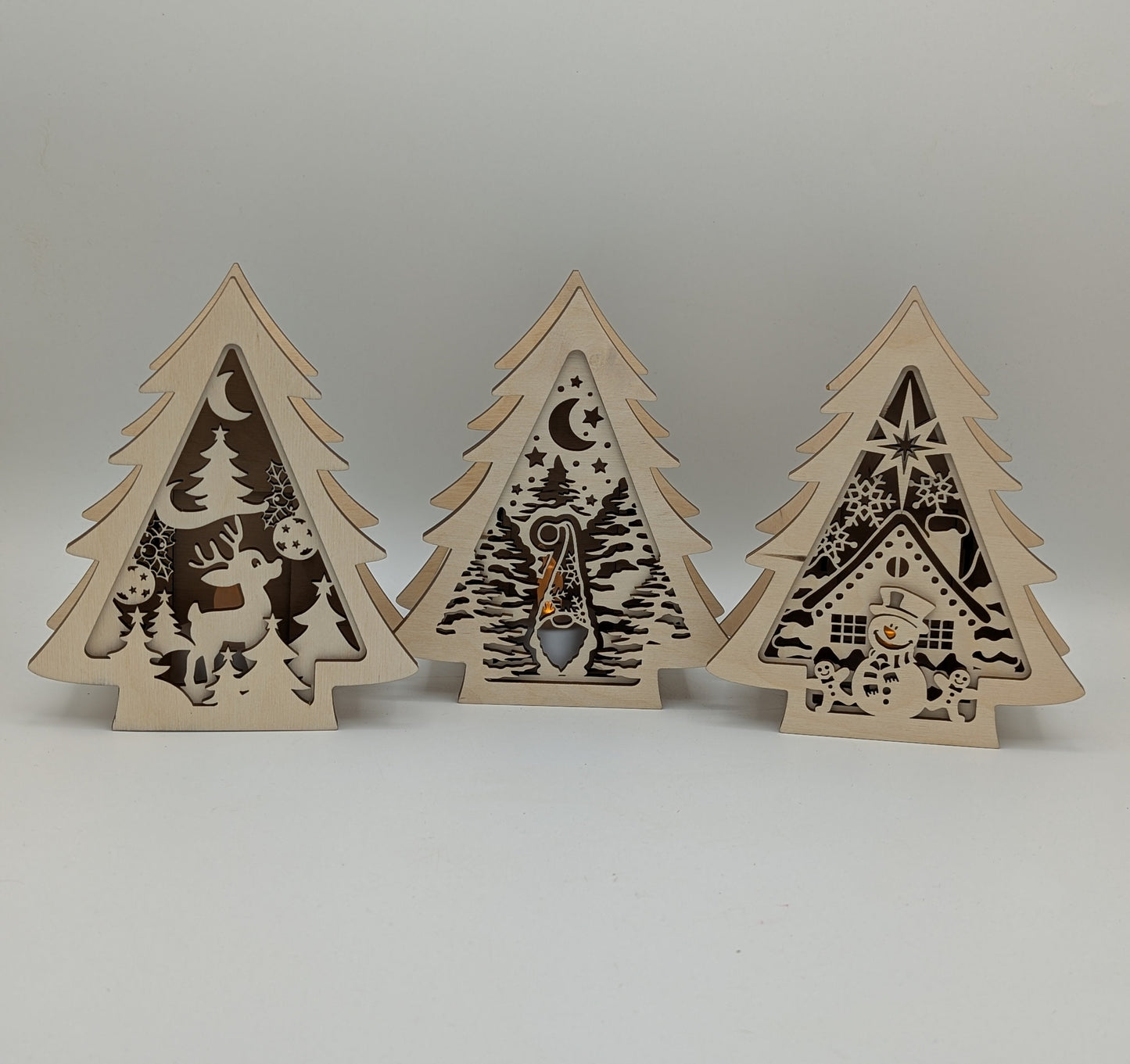 Dekorative Weihnachtsleuchte aus Holz in Tannenbaumform mit LED-Teelicht, gefertigt aus Birkensperrholz, stimmungsvolle 3D-Deko für Weihnachten mit verschiedenen Motiven.