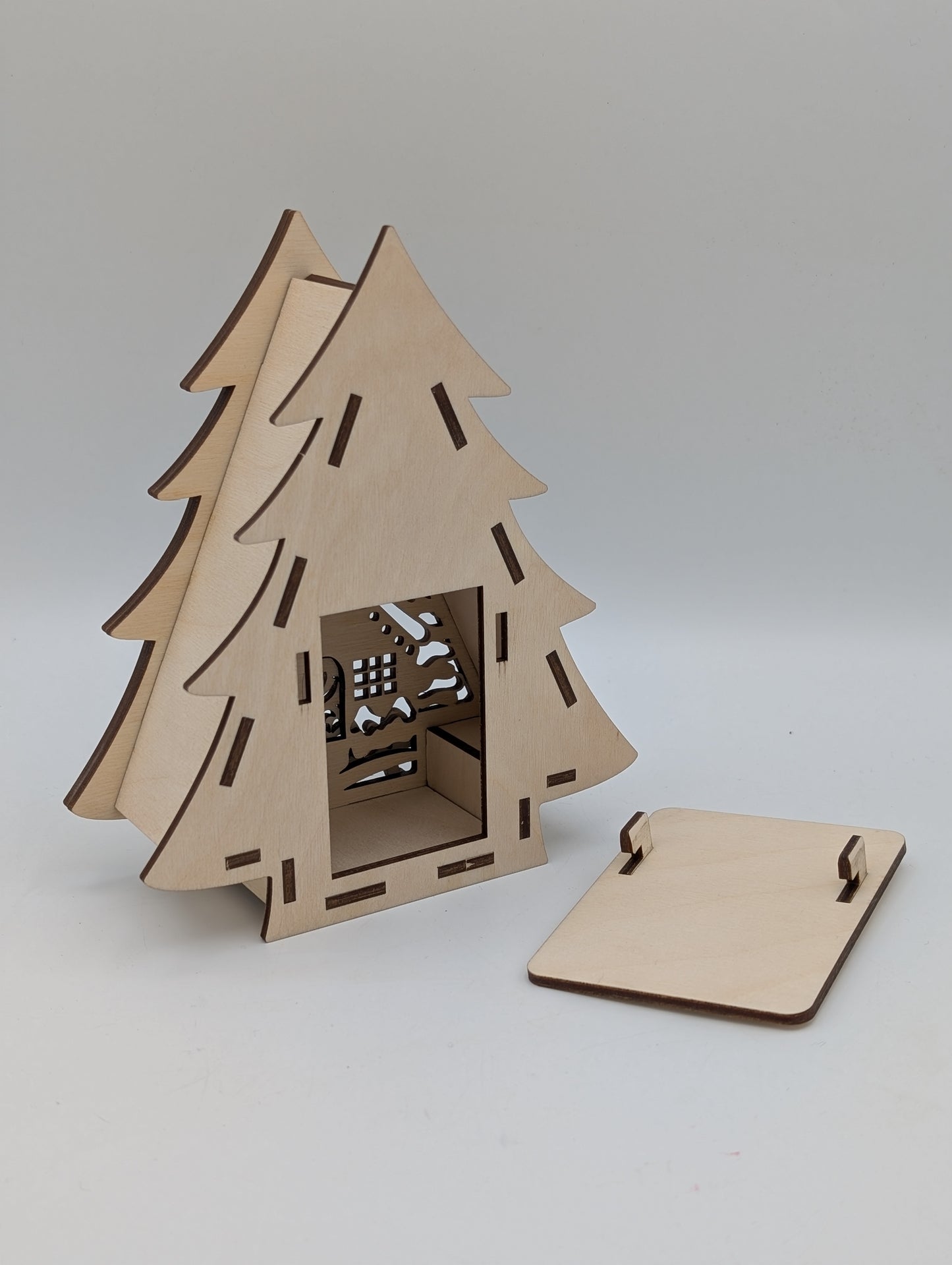 Dekorative Weihnachtsleuchte aus Holz in Tannenbaumform mit LED-Teelicht, gefertigt aus Birkensperrholz, stimmungsvolle 3D-Deko für Weihnachten mit verschiedenen Motiven.