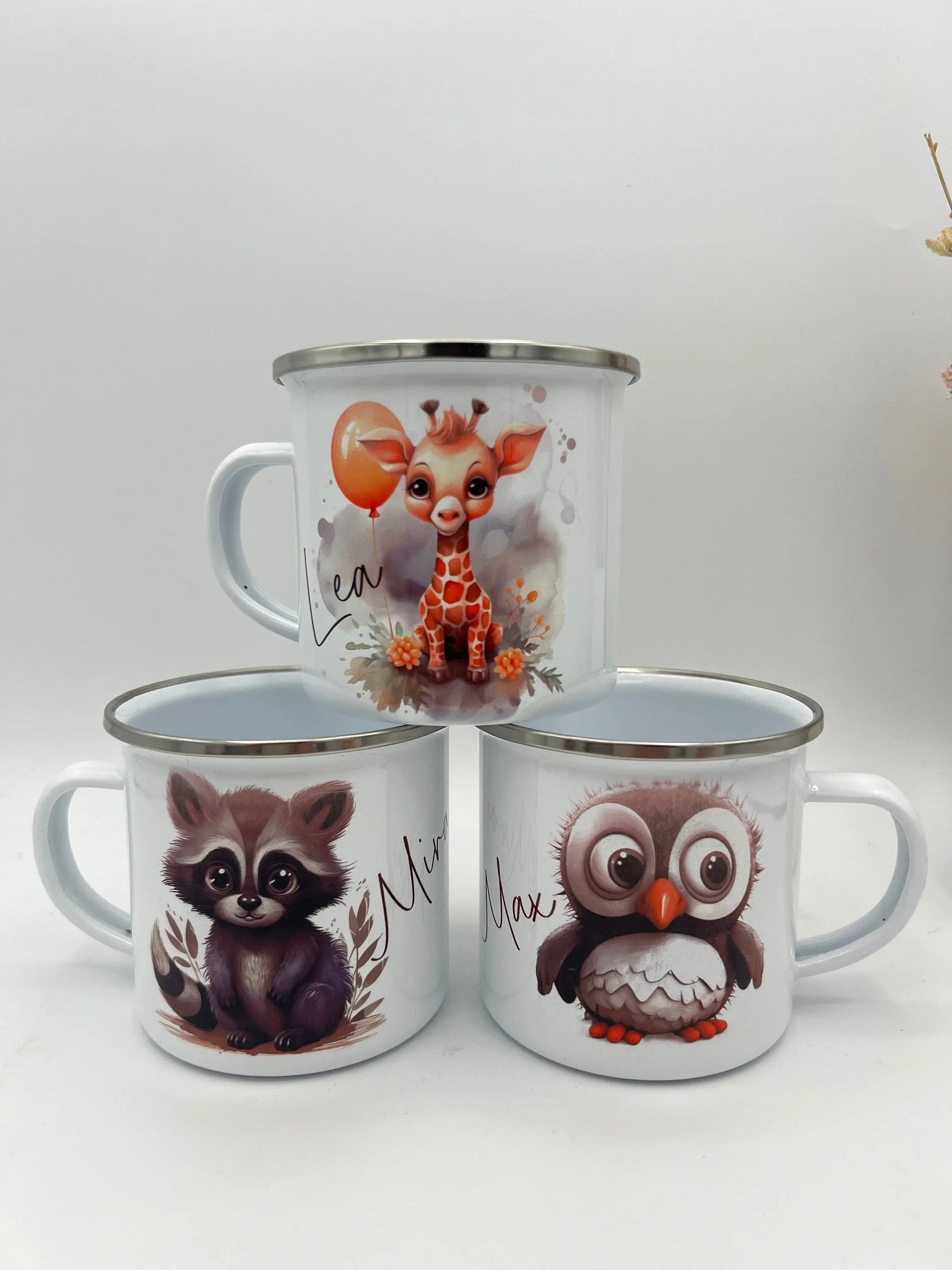 Emaille-Tasse für Kinder mit niedlichen Tiermotiven wie Eule, Giraffe und Waschbär, personalisierbar mit Namen.