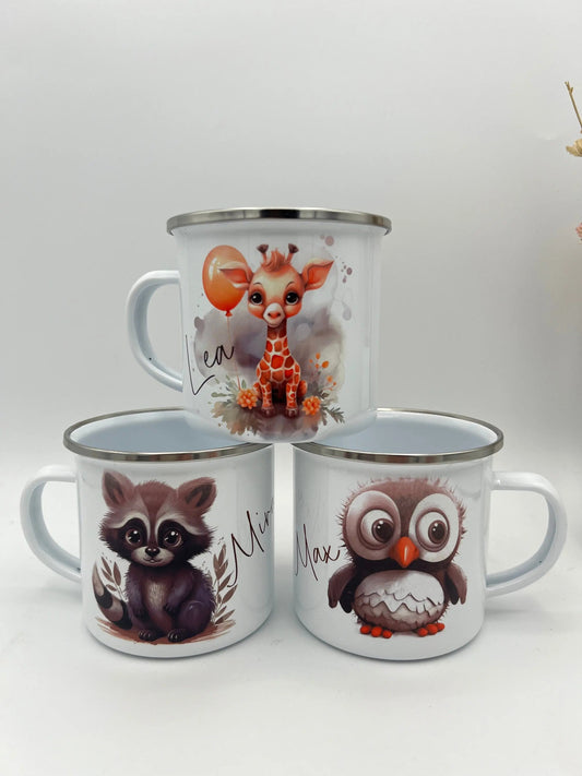 Emaille-Tasse für Kinder mit niedlichen Tiermotiven wie Eule, Giraffe und Waschbär, personalisierbar mit Namen.