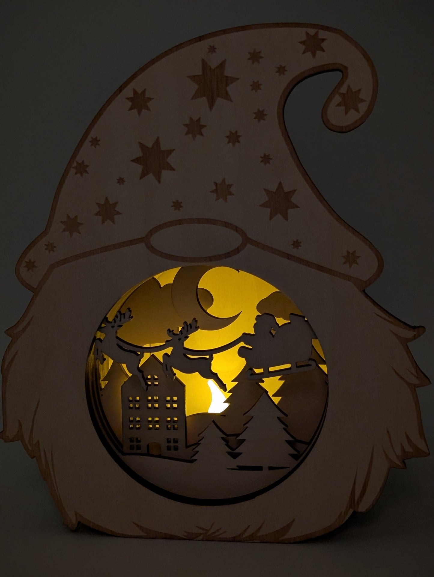 Handgefertigte Holzlampe im Wichtel-Design mit 3D-Effekt. Weihnachtsdekoration aus Birkenholz, beleuchtet mit LED-Teelicht oder Lichterkette, sicher und stilvoll.