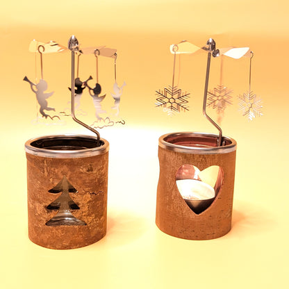 Kerzenkarussell mit natürlichem Zimtrinden-Teelichthalter, Glaseinsatz und rotierenden Metallanhängern, wahlweise mit Herz- oder Tannenbaum-Motiv.