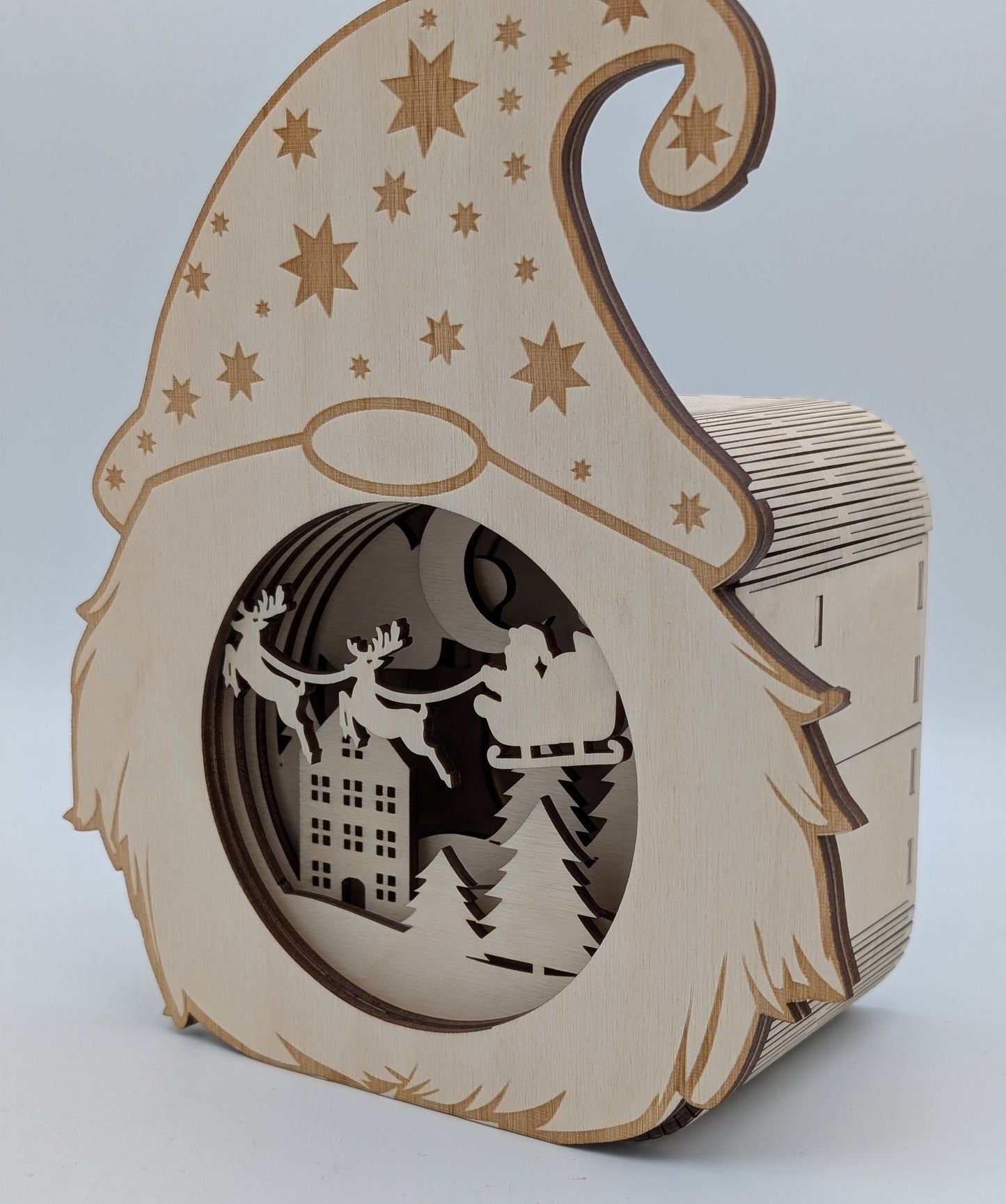 Handgefertigte Holzlampe im Wichtel-Design mit 3D-Effekt. Weihnachtsdekoration aus Birkenholz, beleuchtet mit LED-Teelicht oder Lichterkette, sicher und stilvoll.