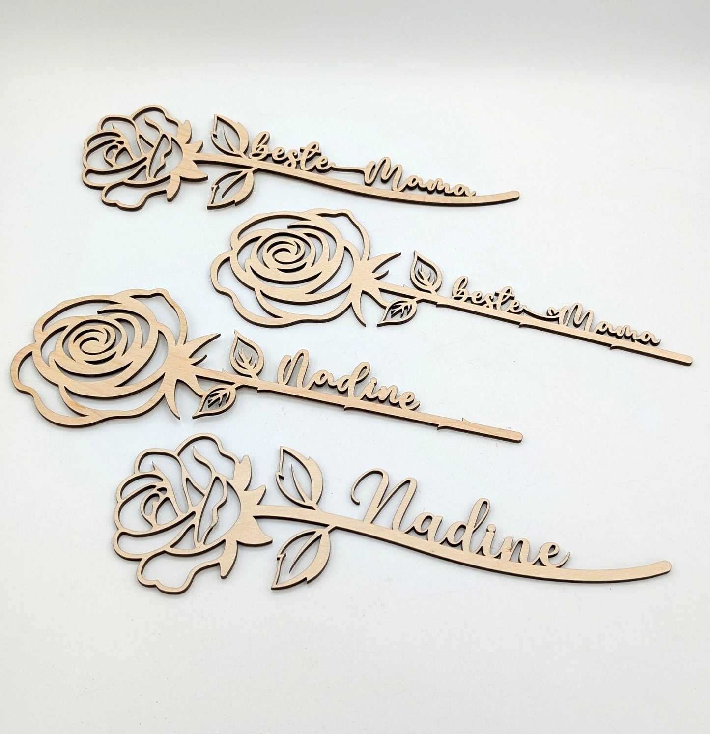 Vier personalisierbare Holzrosen mit verschiedenen Namen - Geschenkidee aus Holz