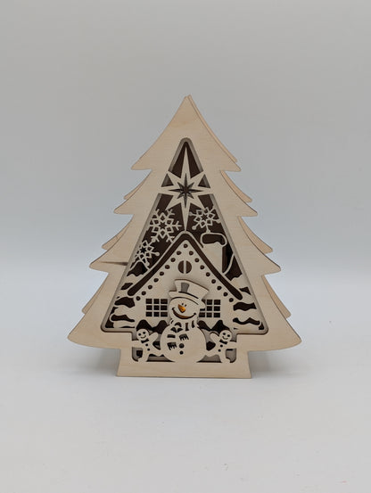 Beleuchteter Holzbaum mit Schneemann und Hausmotiv
