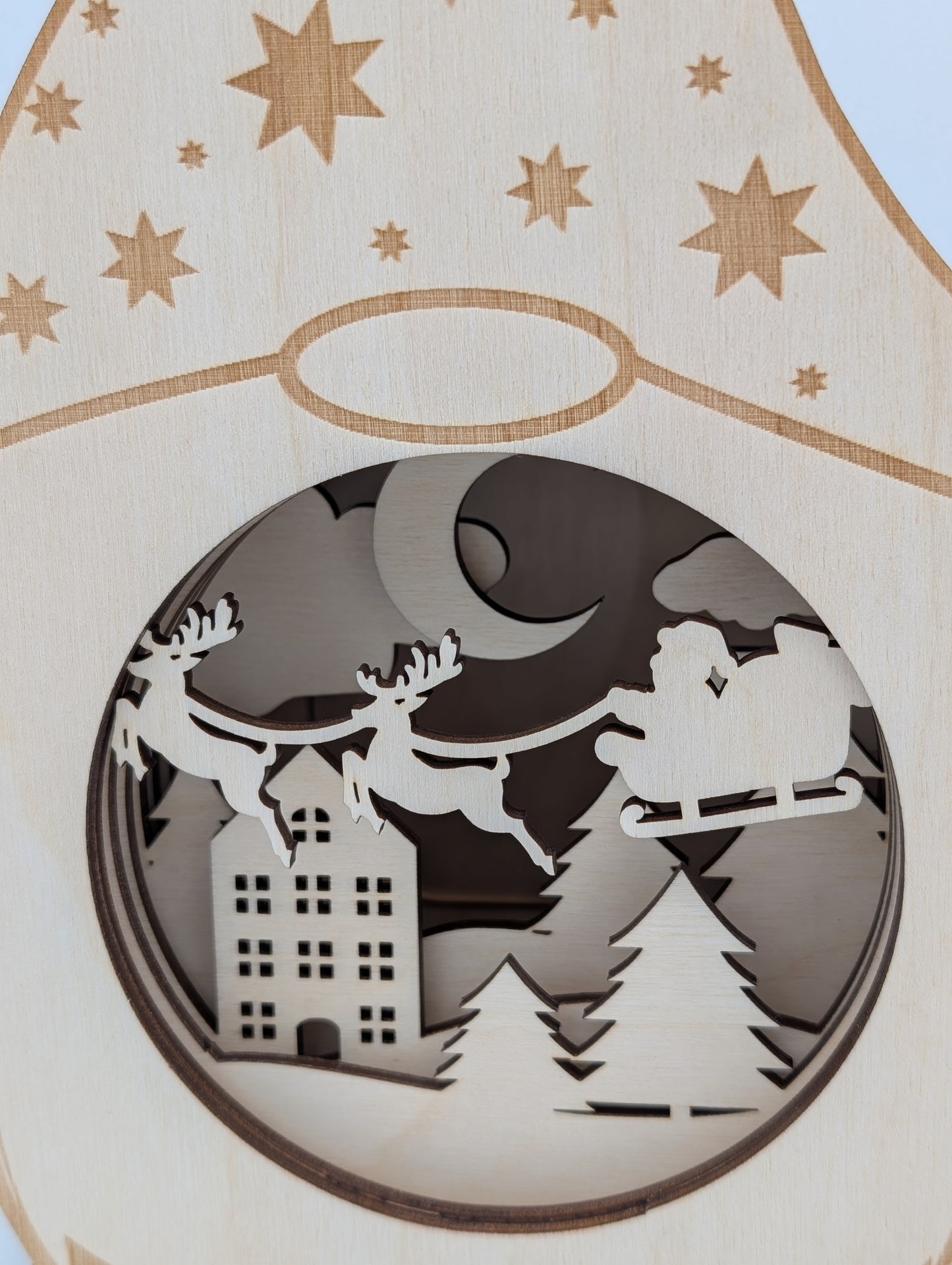 Handgefertigte Holzlampe im Wichtel-Design mit 3D-Effekt. Weihnachtsdekoration aus Birkenholz, beleuchtet mit LED-Teelicht oder Lichterkette, sicher und stilvoll.