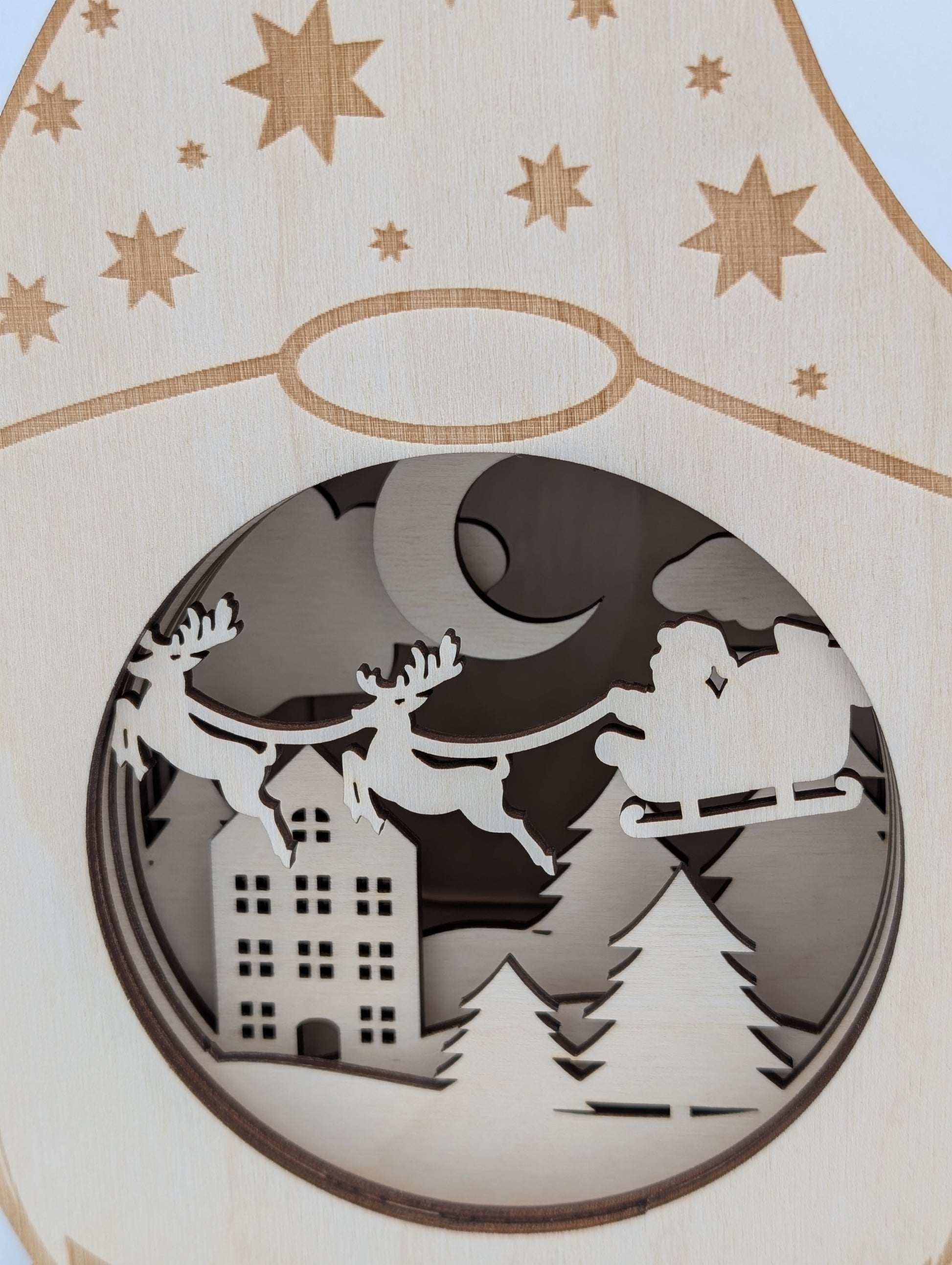 Handgefertigte Holzlampe im Wichtel-Design mit 3D-Effekt. Weihnachtsdekoration aus Birkenholz, beleuchtet mit LED-Teelicht oder Lichterkette, sicher und stilvoll.