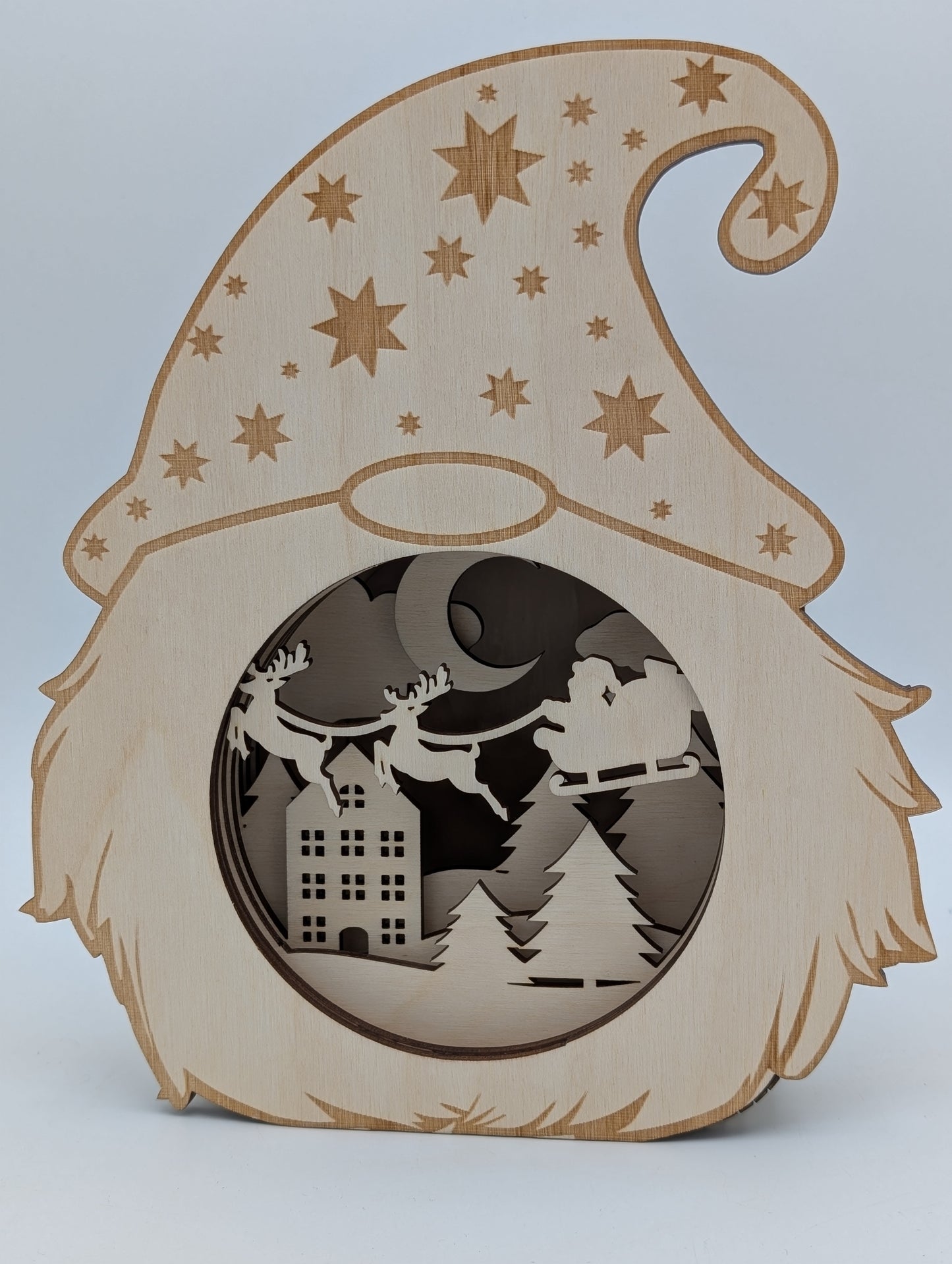 Handgefertigte Holzlampe im Wichtel-Design mit 3D-Effekt. Weihnachtsdekoration aus Birkenholz, beleuchtet mit LED-Teelicht oder Lichterkette, sicher und stilvoll.