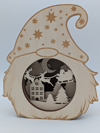 Handgefertigte Holzlampe im Wichtel-Design mit 3D-Effekt. Weihnachtsdekoration aus Birkenholz, beleuchtet mit LED-Teelicht oder Lichterkette, sicher und stilvoll.