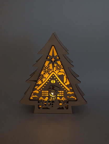 Beleuchteter Holzbaum mit Schneemann und Hausmotiv